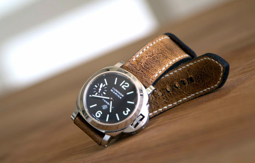 Panerai 005 on Bruiser leather with natural stitching. © Jens Underbjerg