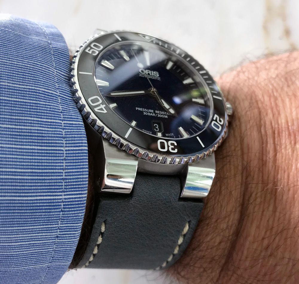 Oris Aquis on Storm Blue leather with natural stitching. © Walter Moscatelli