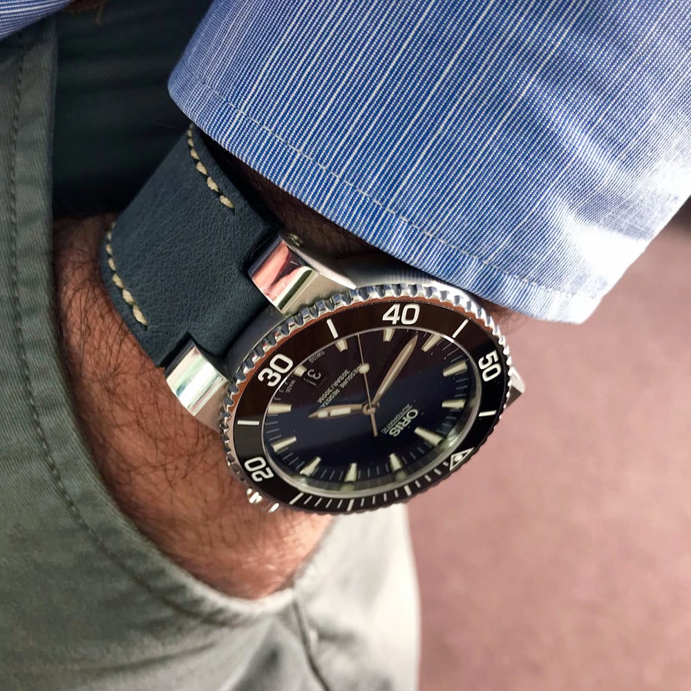 Oris Aquis on Storm Blue leather with natural stitching. © Walter Moscatelli