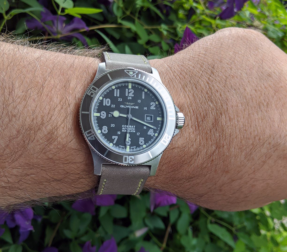 Glycine Combat Sub GL0095 on Military Grey leather with pale yellow stitching. © David Kiser