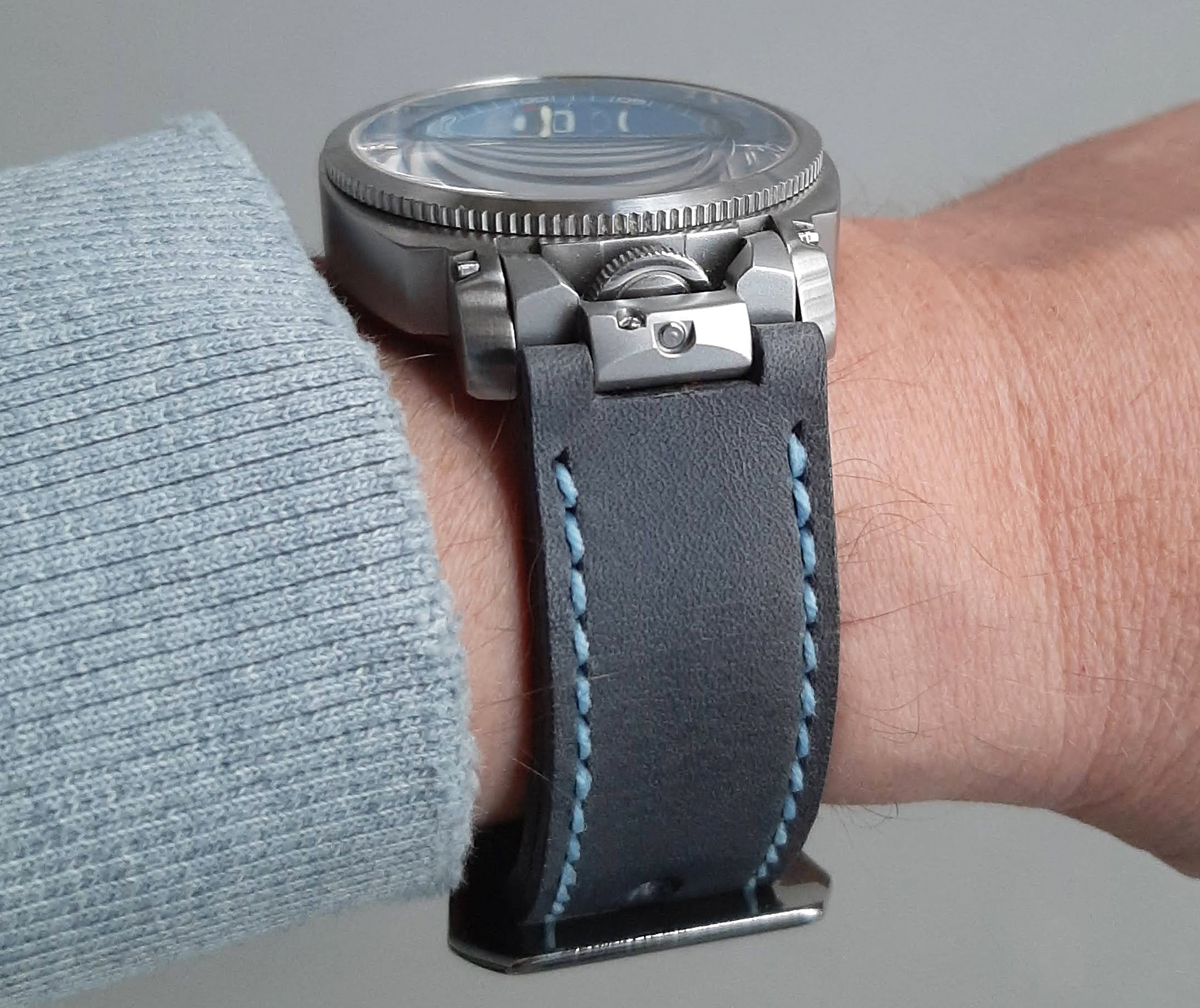 Anonimo Militare Mod 2004 on Petrol leather with pale blue stitching. © Jussi Mozo