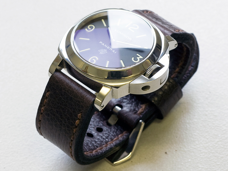 Nordic Ox leather with light brown stitching