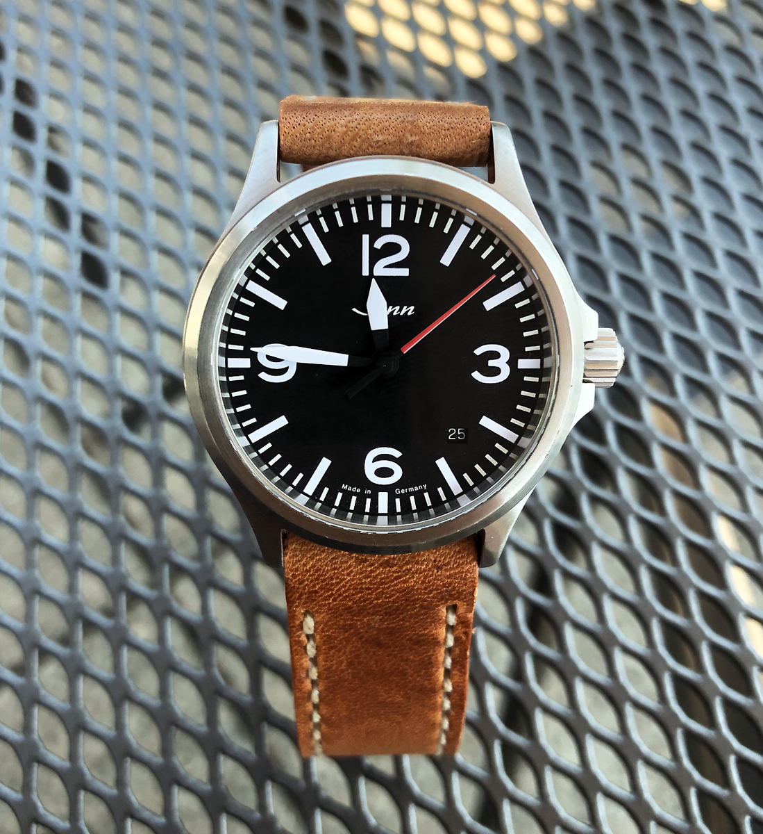 Sinn 556a RS on Horween Derby leather with natural stitching. © Jeremy Pieske