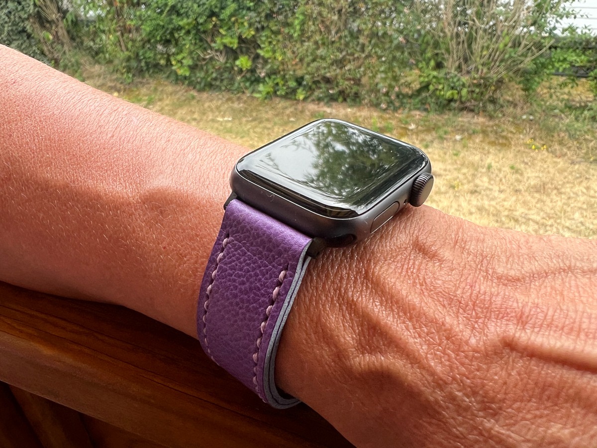 Apple Watch SE on Ultraviolet leather with lavender stitching. © Tracy Beard