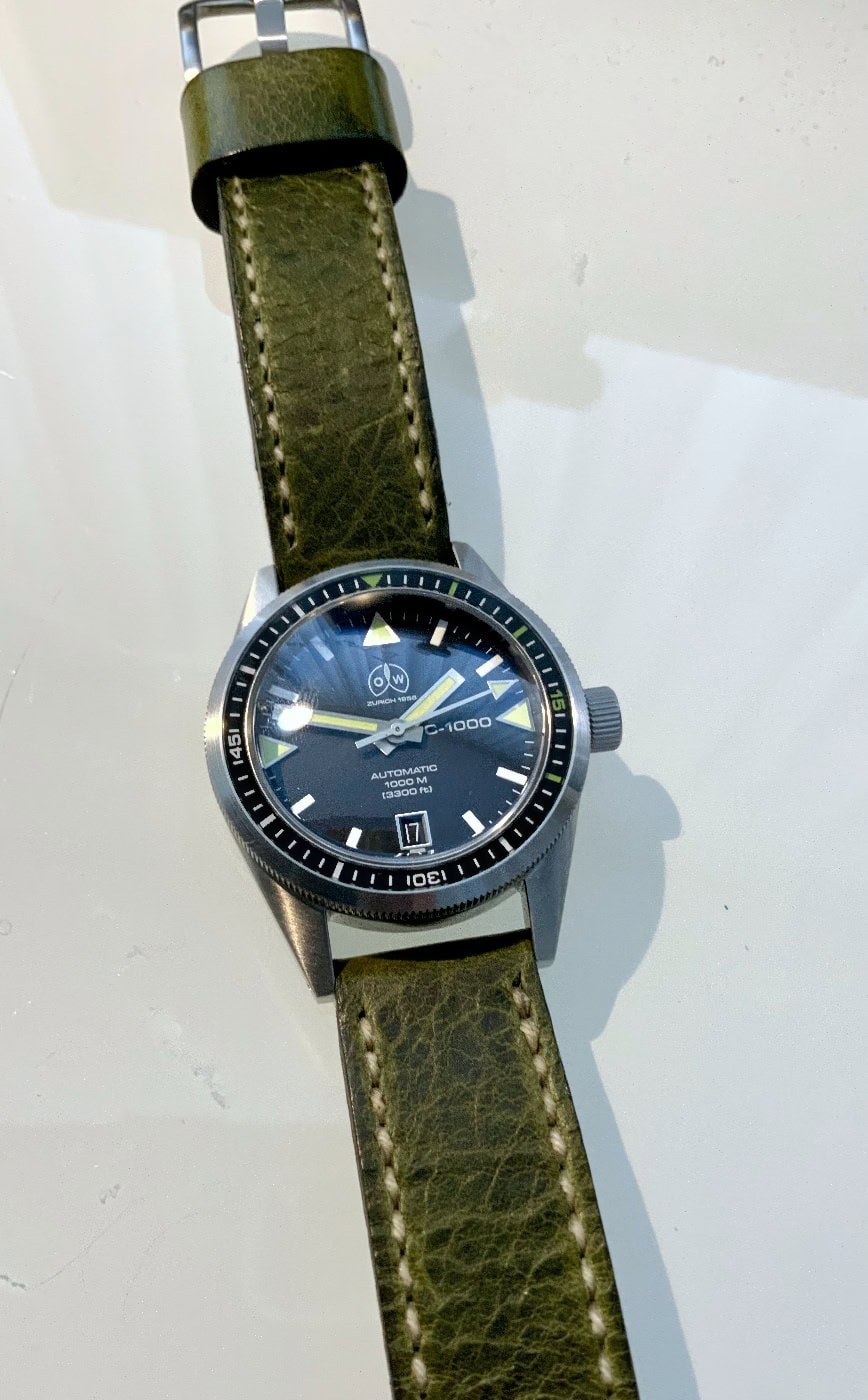 Ollech & Wajs C-1000 on Antique Green leather with natural stitching. © Marcel Schmid